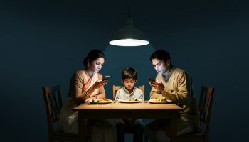 প্যারেন্টাল ফাবিং : ফোনের কারণে সন্তানকে উপেক্ষা করছেন? ডেকে আনছেন ভয়াবহ বিপদ!