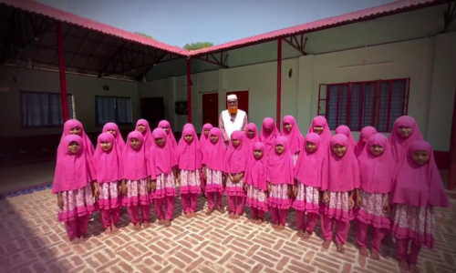 বাবা হারিয়ে ট্রমাগ্রস্ত সুমাইয়া ৫ পারা কোরআন হিফজ করেছে; অচিরেই হবে কোরআনে হাফেজ